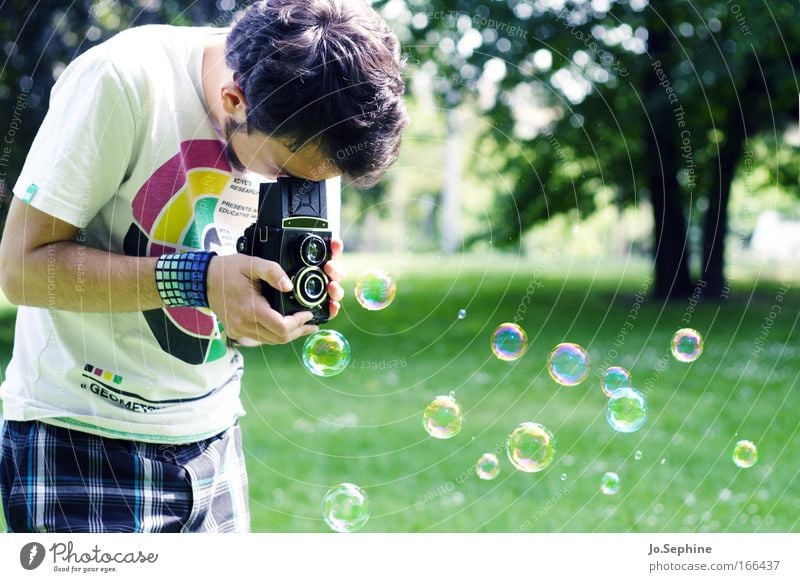 his magic marvel Lifestyle Freizeit & Hobby Junger Mann Jugendliche 18-30 Jahre Erwachsene Künstler Fotograf Fotografie Fotokamera Fotografieren Seifenblasen