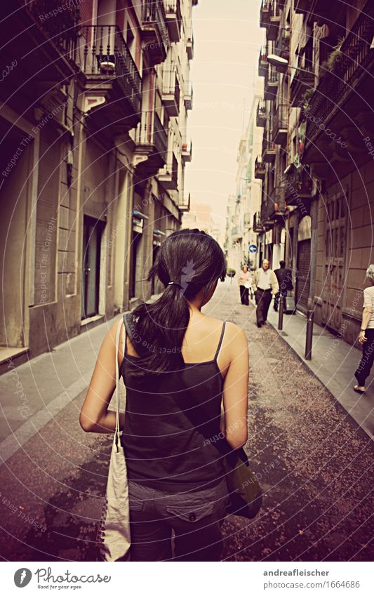 In den Straßen von Barcelona feminin 1 Mensch 13-18 Jahre Jugendliche 18-30 Jahre Erwachsene Freude Glück entdecken Tourismus Tourist Beutel schwarzhaarig Gasse