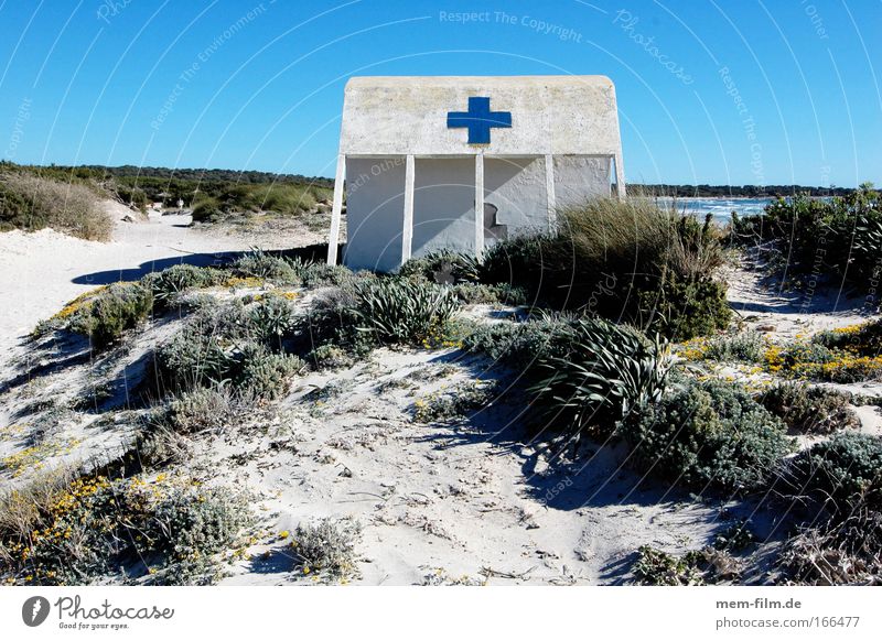 blau statt rot Kreuz Strand Rettung Erste Hilfe Mallorca Strandposten Strandhaus Stranddüne Dünengras Menschenleer Hütte