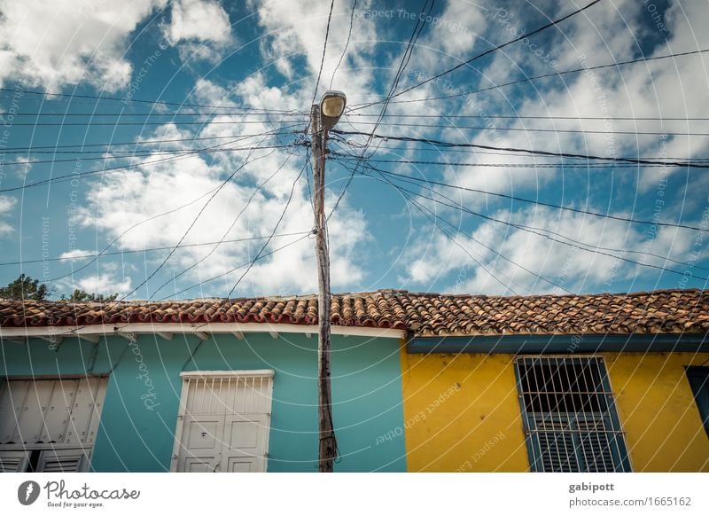 online Ferien & Urlaub & Reisen Tourismus Ausflug Abenteuer Ferne Trinidad Kuba Haus Fassade Fenster Tür Dach Antenne Kabelsalat Laternenpfahl