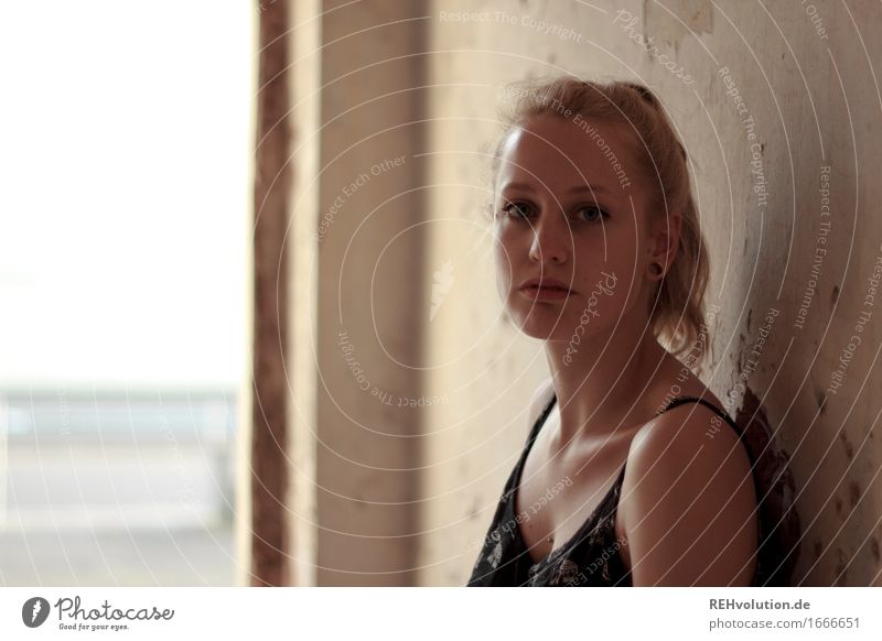 Alexa | Portrait Stil Mensch feminin Junge Frau Jugendliche Gesicht 1 18-30 Jahre Erwachsene Mauer Wand Mode Haare & Frisuren blond Zopf stehen alt authentisch