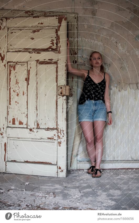 Alexa | mit Tür Mensch feminin Junge Frau Jugendliche 1 18-30 Jahre Erwachsene Mauer Wand Jeanshose Zopf stehen alt dunkel kaputt Stimmung Einsamkeit Verfall