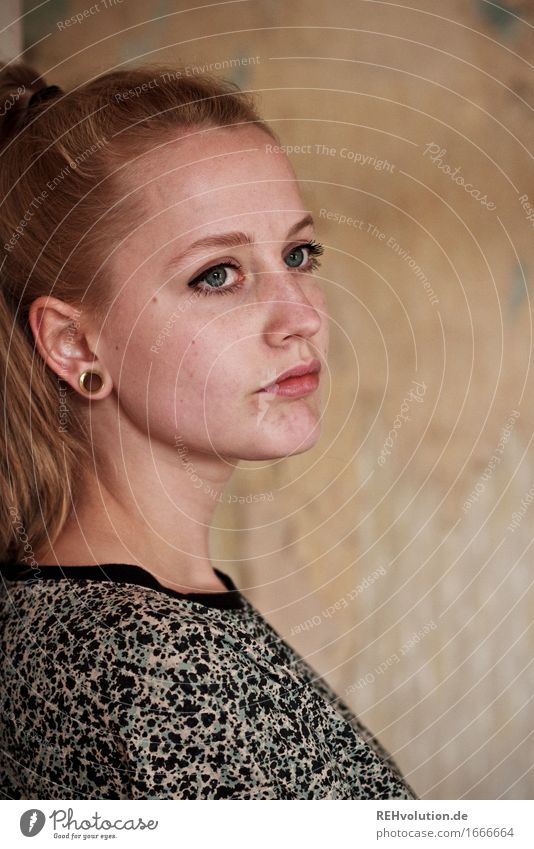 Alexa | Käsefabrik Stil Design schön Gesicht Kosmetik Wimperntusche Mensch feminin Junge Frau Jugendliche Erwachsene 1 18-30 Jahre blond langhaarig Zopf