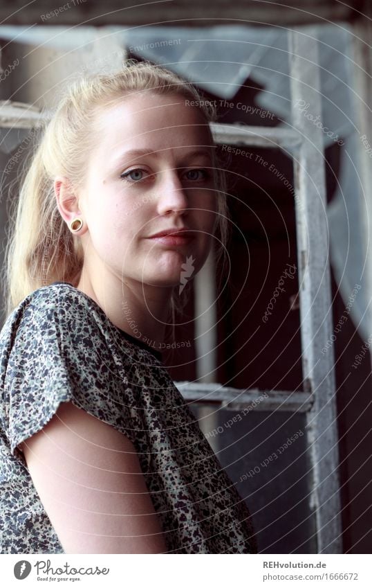 Alexa | am kaputten Fenster Mensch feminin Junge Frau Jugendliche Gesicht 1 18-30 Jahre Erwachsene Mode T-Shirt Piercing Haare & Frisuren blond langhaarig Zopf