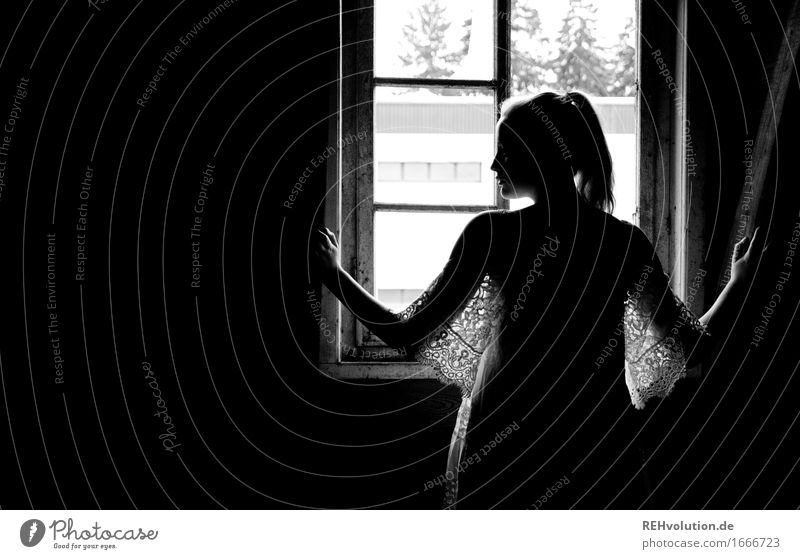 Alexa | am Fenster Mensch feminin Junge Frau Jugendliche 1 18-30 Jahre Erwachsene Kleid Zopf beobachten Blick stehen dunkel schwarz Gefühle Stimmung Traurigkeit