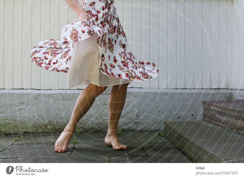 tanz Lifestyle Freude Freizeit & Hobby Frau Erwachsene Leben Beine Fuß Frauenbein 1 Mensch Mauer Wand Fassade Terrasse Mode Kleid Sommerkleid Blumenmuster