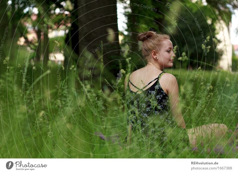 Alexa | im Park Lifestyle Ausflug Mensch feminin Junge Frau Jugendliche Erwachsene 1 18-30 Jahre Umwelt Natur Baum Gras Wiese Dutt Erholung genießen Lächeln
