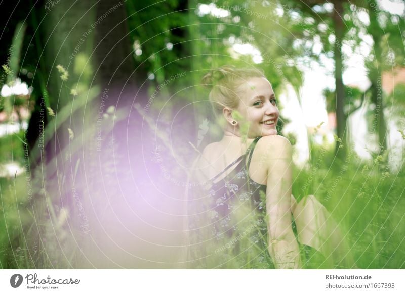 Alexa | auf der Wiese Mensch feminin Junge Frau Jugendliche Gesicht 1 18-30 Jahre Erwachsene Umwelt Natur Blume Gras Garten Park Ohrringe blond langhaarig Dutt