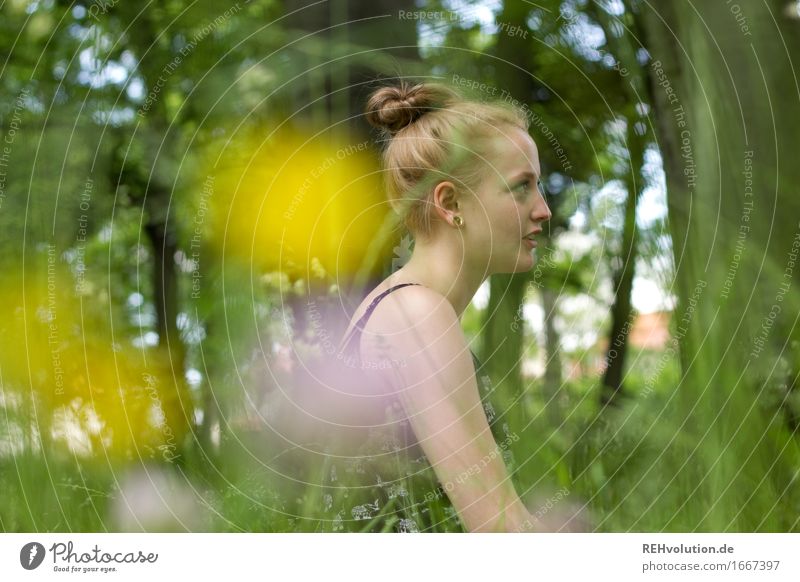 Alexa | im Park Mensch feminin Junge Frau Jugendliche 1 18-30 Jahre Erwachsene Umwelt Natur Pflanze Baum Blume Gras Garten Ohrringe blond Erholung sitzen trendy