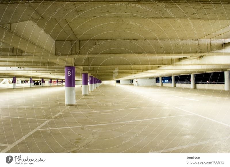 parkinger Parkhaus Parkplatz leer Nacht Beton Architektur Lampe Pfeil Einbahnstraße Boden Decke Nachtaufnahme bedrohlich Menschenleer violett Farbe Farbstoff