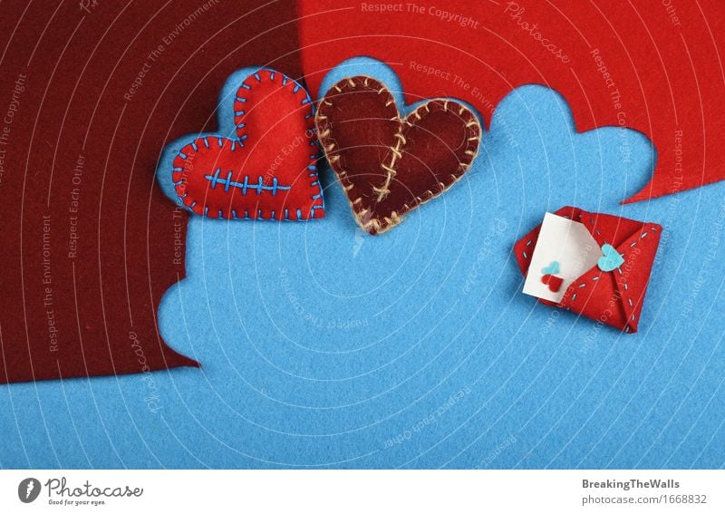 Zwei genähte Spielzeugherzen, braun und rot auf blauem Filz ausgeschnitten Freizeit & Hobby Handarbeit Kunst Kunstwerk Zettel Herz Kommunizieren Liebe nah
