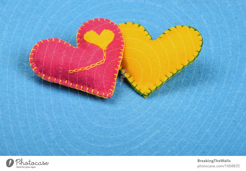 zwei handgemachte FELT-Herzen, rosa und gelb zusammen auf blau Freizeit & Hobby Handarbeit Valentinstag Hochzeit Kunst Kunstwerk Spielzeug Liebe Zusammensein