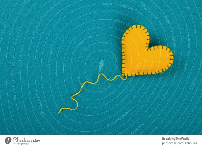 Handgemachtes gelbes genähtes Spielzeugherz mit Thread auf blauem Filz Freizeit & Hobby Handarbeit Valentinstag Muttertag Ostern Kunst Kunstwerk Herz Liebe