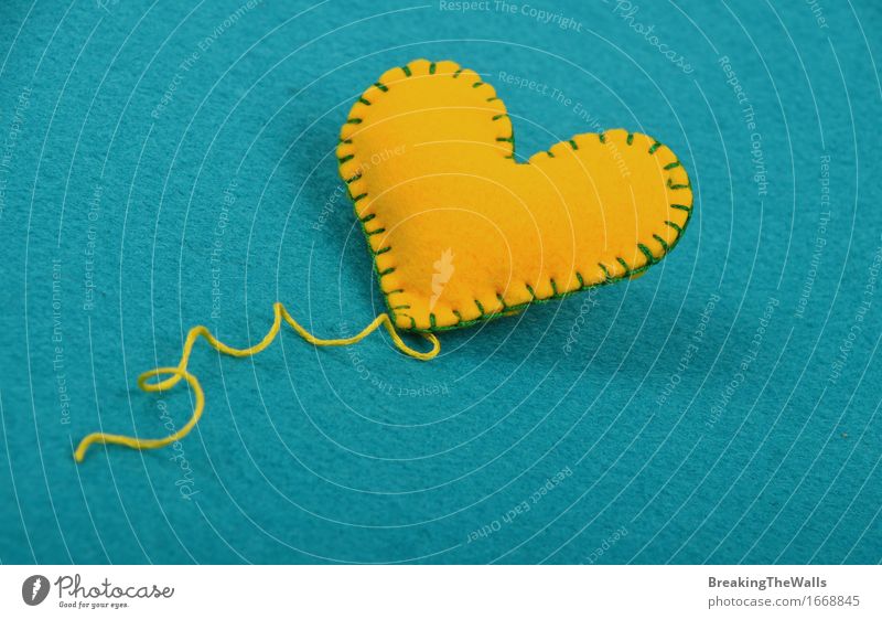 Handgemachtes gelbes genähtes Spielzeugherz mit Thread auf blauem Filz Freizeit & Hobby Handarbeit Kunst Kunstwerk Herz Liebe niedlich weich Romantik