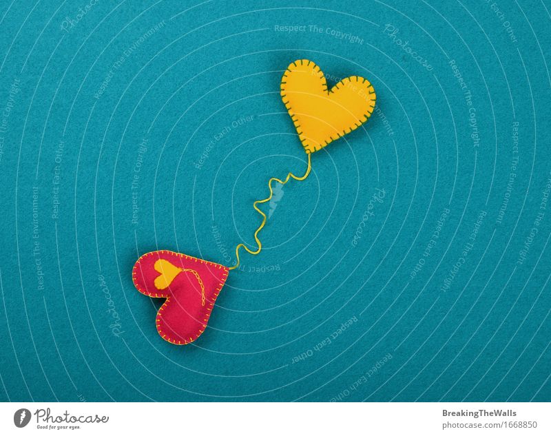 Zwei Filzherzen, Rot und Gelb, die zusammen auf Blau verbunden sind Freizeit & Hobby Handarbeit Valentinstag Hochzeit Kunst Kunstwerk Spielzeug Herz Linie
