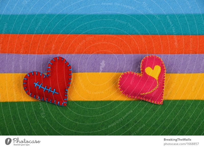 Zwei genähte Spielzeugherzen, rosa und rot auf bunten Filzstreifen Freizeit & Hobby Handarbeit Valentinstag Muttertag Hochzeit Kunst Kunstwerk Herz Streifen