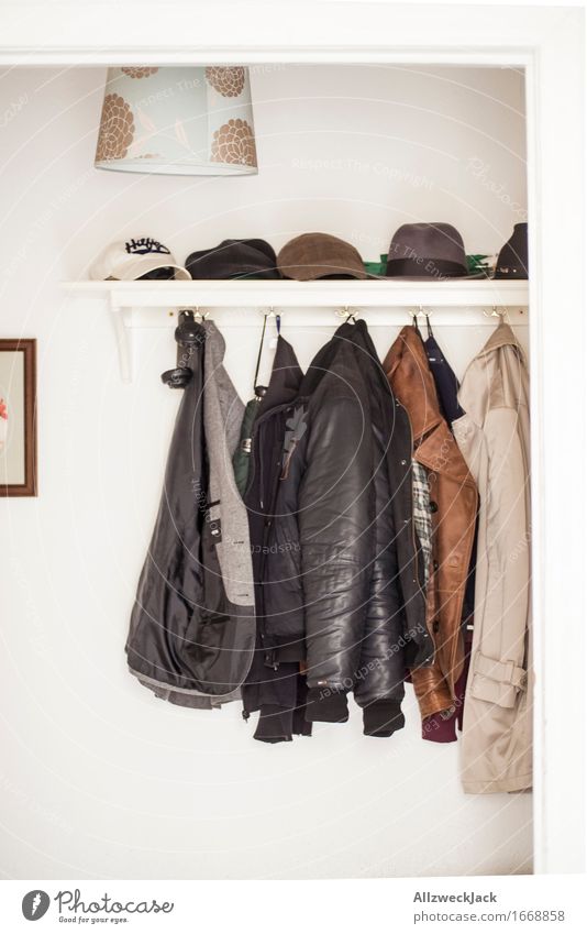 Männergarderobe Bekleidung Jacke Mantel Leder Hut Mütze authentisch einzigartig Kleiderhaken Herrenmode Flur Ankleidezimmer Lederjacke Trenchcoat Farbfoto