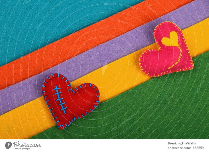 Zwei bunte genähte Spielzeugherzen auf Filzstreifen Freizeit & Hobby Handarbeit Valentinstag Hochzeit Kunst Herz Streifen Liebe weich blau gelb grün rosa rot
