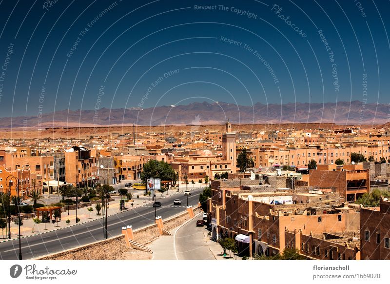 Ouarzazate mit Blick auf Atlas Gebirge, Marokko Tourismus Expedition Sommer Stadt Stadtzentrum Altstadt Sehenswürdigkeit Abenteuer Farbfoto Außenaufnahme Tag
