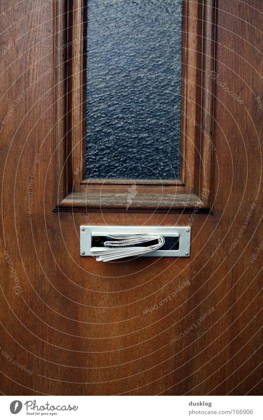 Post! Dorf Kleinstadt Haus Einfamilienhaus Gebäude Mauer Wand Fenster Türspion Briefkasten warten Häusliches Leben alt eckig braun Sicherheit Schutz Ritual