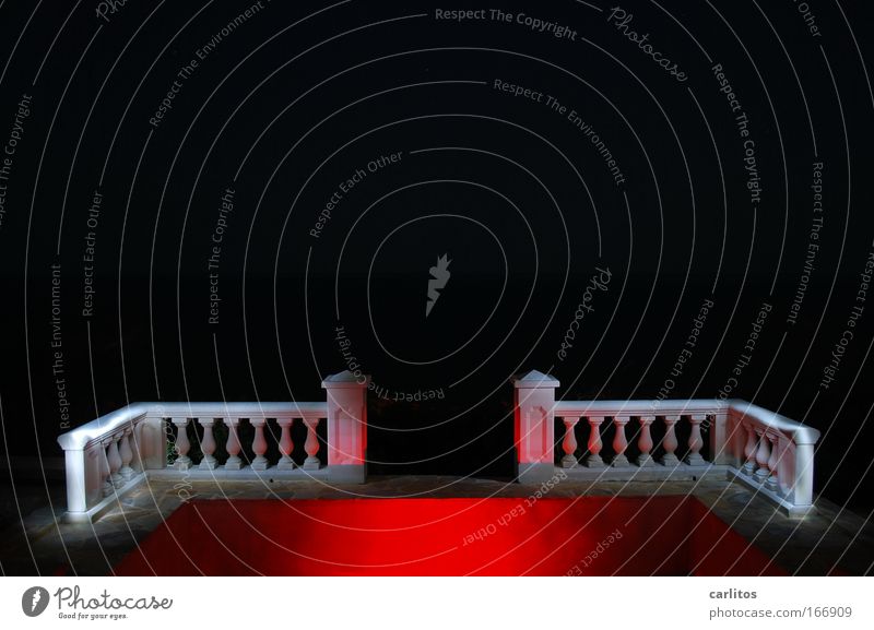 Freie Sicht bis zum Mittelmeer Experiment Textfreiraum oben Hintergrund neutral Nacht Kunstlicht Lichterscheinung Weitwinkel elegant Stil Bühne Terrasse