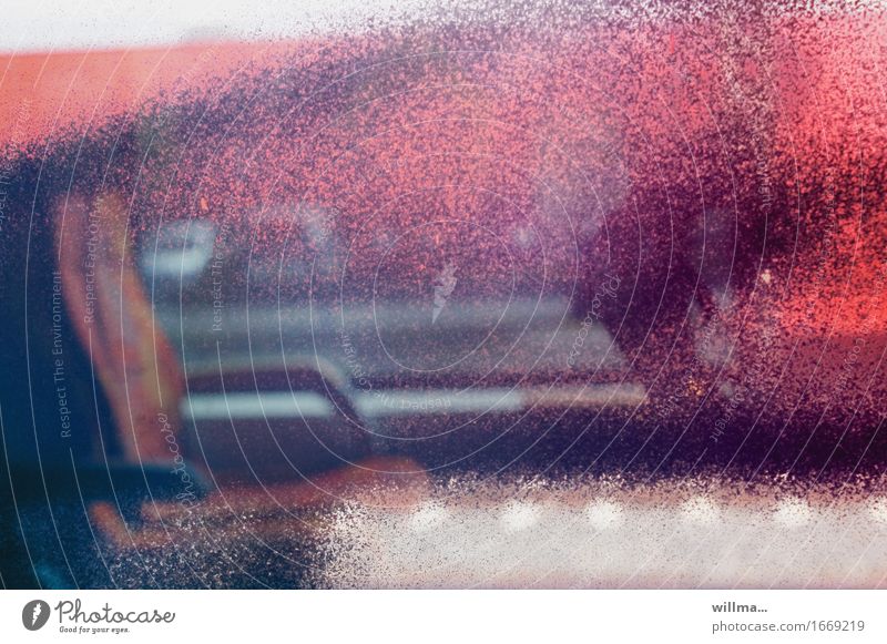 Ein Zugfenster wurde mit Farbe besprüht Bahnfahren Graffiti Zugabteil Farbspray träumen Abteilfenster Sitz verschwommene Realität Sprühfarbe Reisen verreisen