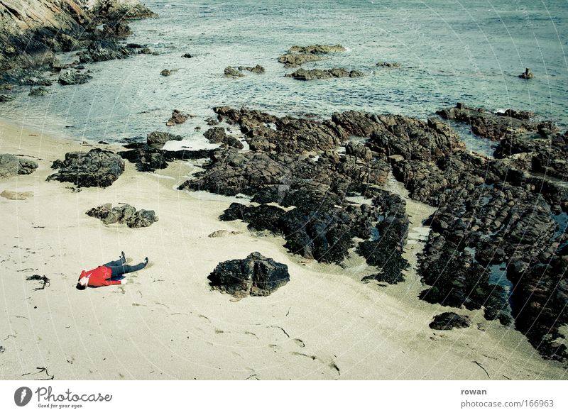 strandgut Farbfoto Gedeckte Farben Tag Ganzkörperaufnahme Wohlgefühl Zufriedenheit Erholung Sonnenbad Strand Meer Mensch maskulin 1 Küste liegen schlafen