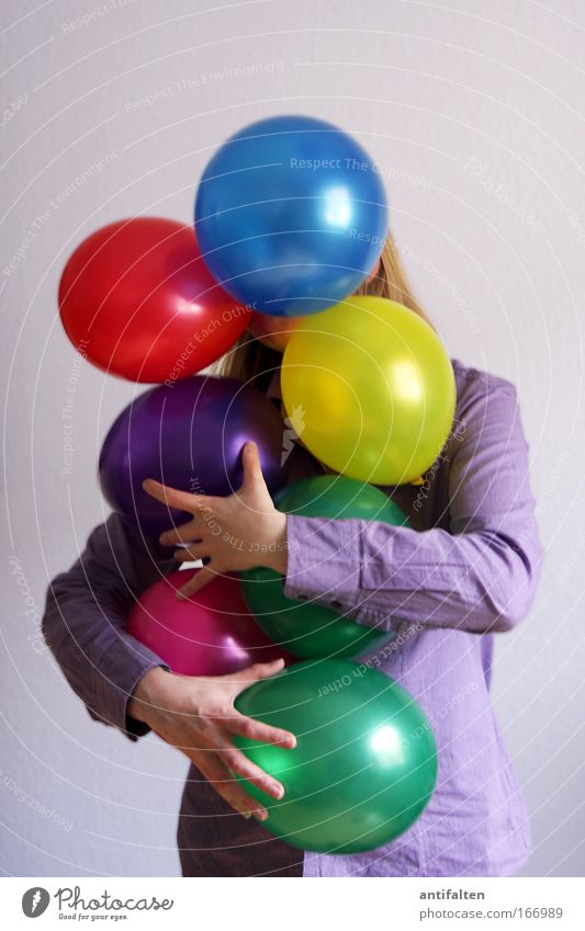 Ballonträgerin Mensch feminin Frau Erwachsene 1 Party Bekleidung Hemd blond langhaarig Luftballon Feste & Feiern Spielen stehen tragen Umarmen außergewöhnlich