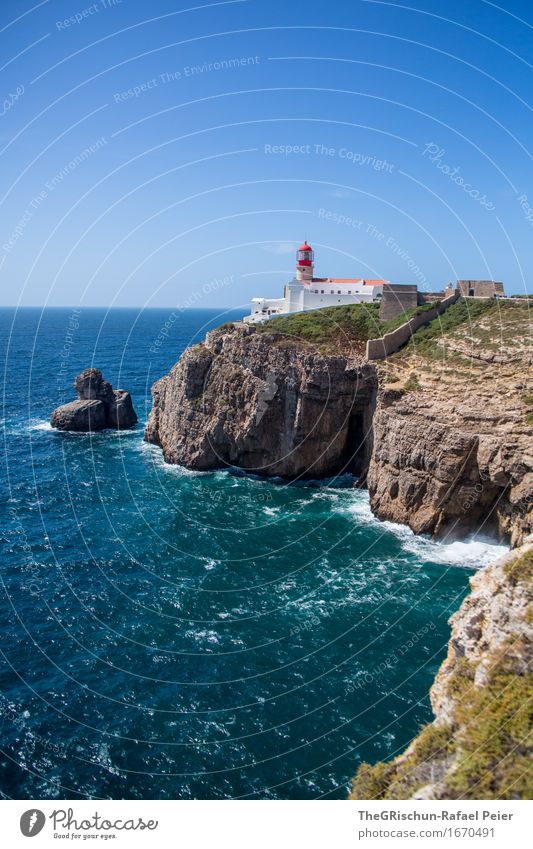 Leuchtturm Umwelt Natur Landschaft Himmel blau braun grün schwarz türkis weiß Meer Wellen Klippe Gras Horizont Felsen Gischt Rettung Schiffsunglück Algarve