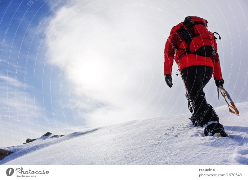 Bergsteiger, der eine schneebedeckte Spitze in der Wintersaison klettert. Ferien & Urlaub & Reisen Abenteuer Expedition Schnee Berge u. Gebirge wandern Sport