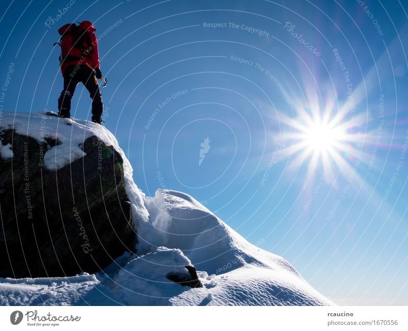 Mountaineer feiert die Eroberung des Gipfels. Freude Ferien & Urlaub & Reisen Abenteuer Freiheit Expedition Sonne Winter Berge u. Gebirge Sport Klettern