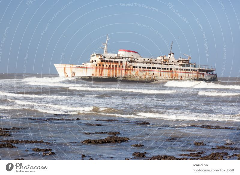 Fähre gestrandet am Ufer in Tarfaya, Marokko Strand Meer Wellen Küste Verkehr Wasserfahrzeug Metall Rost alt Schiffbruch Verlassen Schiffswrack Gefäße Unfall