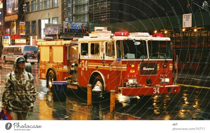 Feuerwehrauto New York nass Regen New York City FDNY Alarm Einsatz Warnleuchte fahren schlechtes Wetter Straßenverkehr