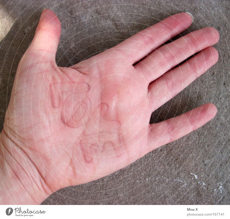 L O V E hurts Basteln Hand Finger Stempel Zeichen Schriftzeichen zeichnen schreiben Traurigkeit Kitsch rebellisch verrückt Liebe Verliebtheit Schmerz bizarr