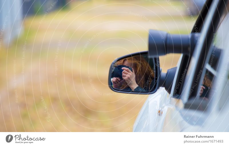 eine Frau fotografiert aus einem Auto heraus Beruf "Fotograf Detektiv" Mensch feminin Erwachsene Autofahren Straße PKW rothaarig beobachten Partnerschaft