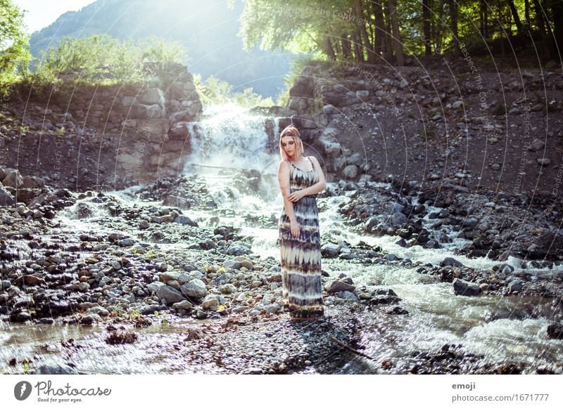 draussen. feminin Junge Frau Jugendliche 1 Mensch 18-30 Jahre Erwachsene Umwelt Natur Landschaft Schönes Wetter Bach Fluss Wasserfall schön natürlich Farbfoto