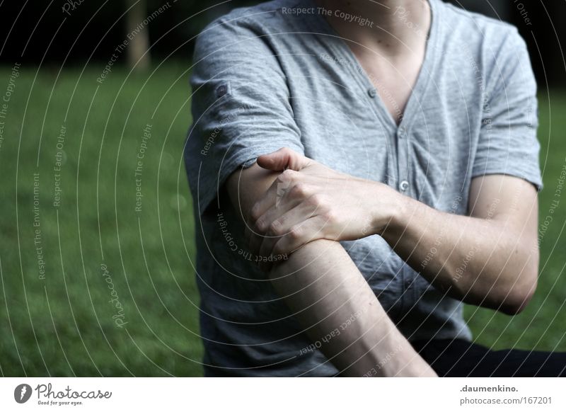 . Mensch Mann Hand Arme T-Shirt Haut Gefäße Blut Kraft Griff Schatten Rasen Park Wiese