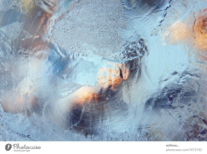 gefrorene Fensterscheibe Urelemente Wasser Klimawandel Eis Frost kalt Licht Lichterscheinung Lichtspiel Lichtblick hell-blau Winter Glas abstrakt