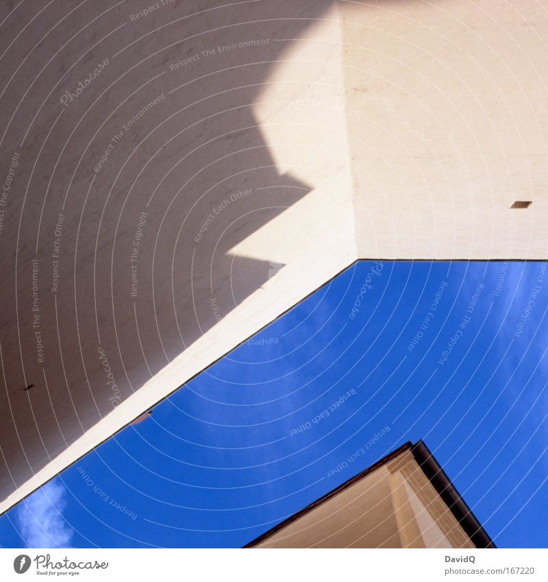 urbane sprechblase Farbfoto Außenaufnahme abstrakt Menschenleer Textfreiraum rechts Textfreiraum oben Tag Licht Schatten Kontrast Blick nach oben Altstadt Haus