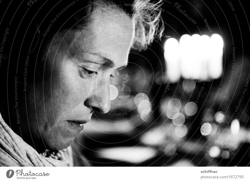AST 9 | All night long II Mensch feminin Frau Erwachsene Kopf Gesicht 1 30-45 Jahre Blick nachdenklich Denken Traurigkeit Porträt Gedanke Licht Lichterscheinung