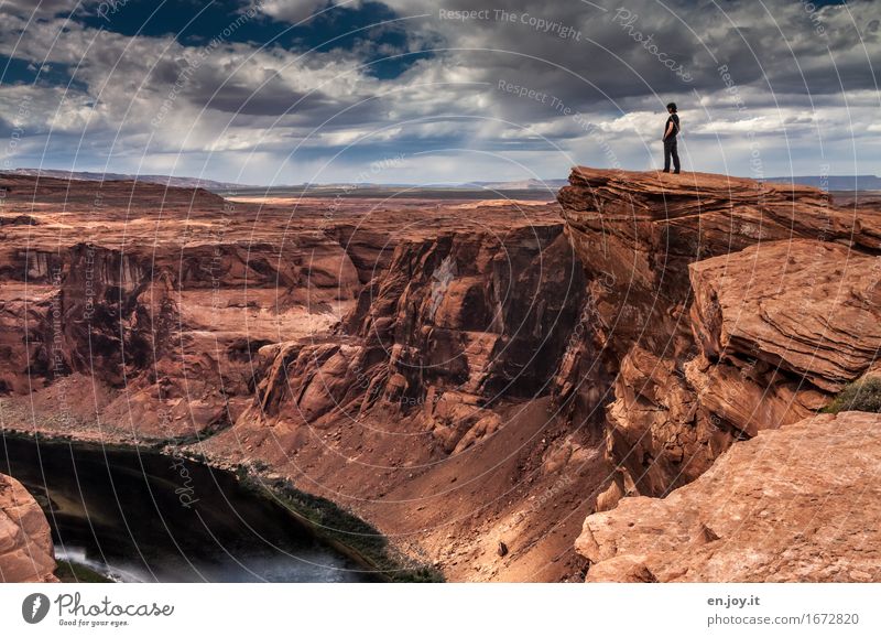 Abgrund tief Ferien & Urlaub & Reisen Abenteuer Frau Erwachsene 1 Mensch Natur Landschaft Himmel Gewitterwolken Horizont Felsen Schlucht Glen Canyon