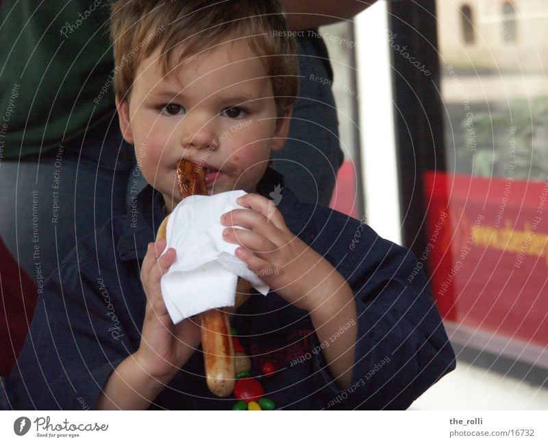 Kind mit Grillwurst Wurstwaren Grillen Straßenfest Mann Junge Ernährung