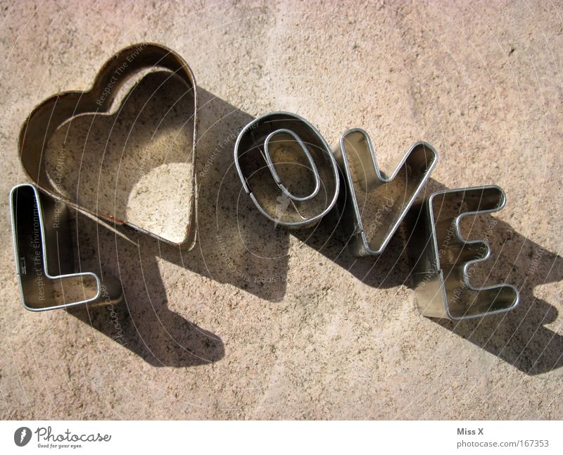 L<3 ove Gedeckte Farben Detailaufnahme Menschenleer Schriftzeichen Herz Liebe Frühlingsgefühle Verliebtheit Romantik Backform Plätzchen Metallwaren Teigwaren
