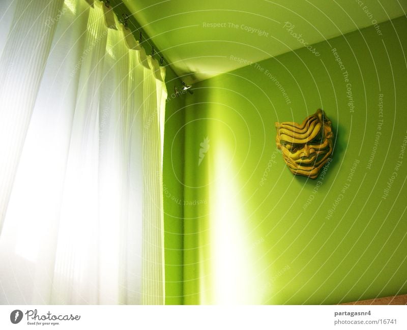 Grüne Wand mit Maske Raum Fenster Indianer Licht Gardine Häusliches Leben