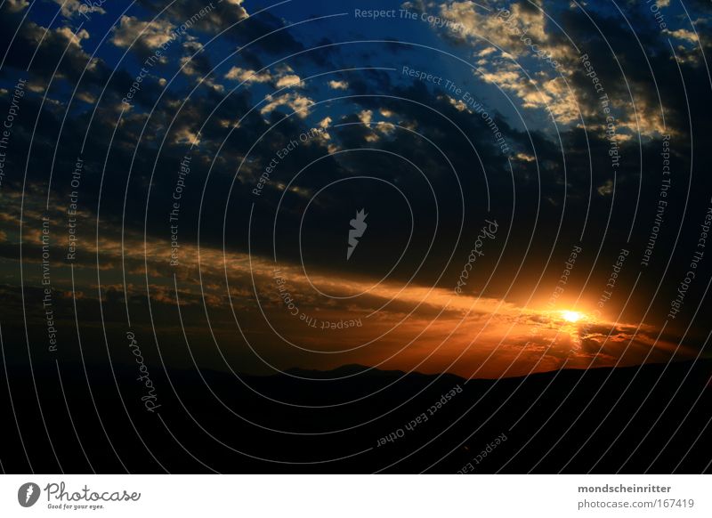 Weltraumkapsel Farbfoto mehrfarbig Luftaufnahme Menschenleer Dämmerung Sonnenaufgang Sonnenuntergang Vogelperspektive Himmel Wolken Schönes Wetter