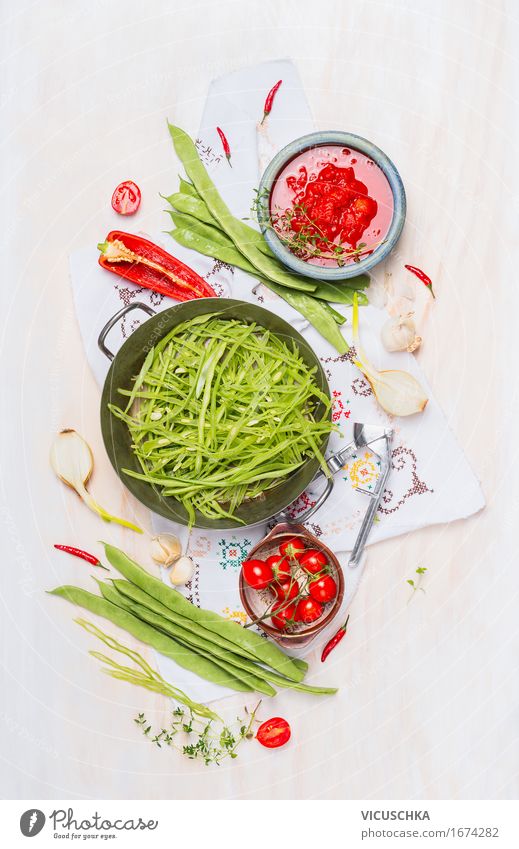Geschnittene grüne Französisch Bohnen in Kochtopf mit Zutaten Lebensmittel Gemüse Kräuter & Gewürze Ernährung Bioprodukte Vegetarische Ernährung Diät Geschirr