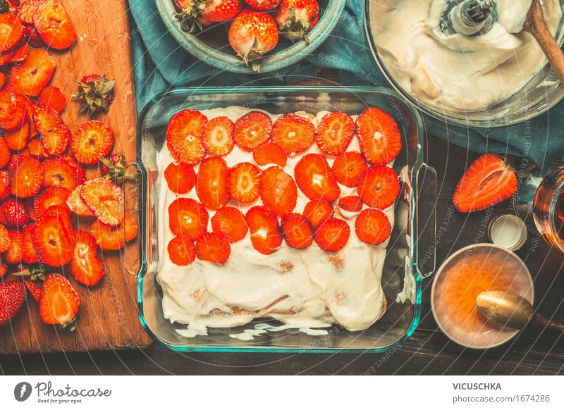 Erdbeer Tiramisu Kuchen Zubereitung Lebensmittel Frucht Dessert Ernährung Geschirr Teller Schalen & Schüsseln Löffel Stil Design Häusliches Leben Tisch