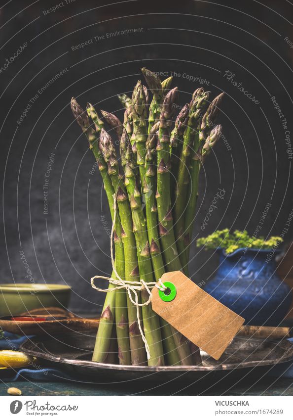 Bündel von Grüner Spargel mit Anhängezettel Lebensmittel Gemüse Ernährung Bioprodukte Vegetarische Ernährung Diät Stil Design Gesunde Ernährung Häusliches Leben