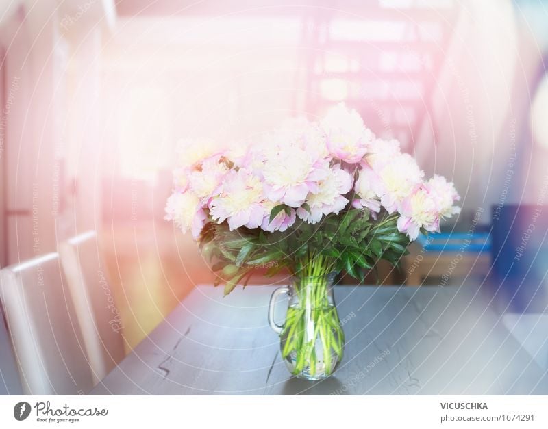 Pfingstrosen Blumenstrauß auf Tisch in Wohnzimmer Lifestyle Reichtum Stil Design Sommer Häusliches Leben Wohnung einrichten Innenarchitektur