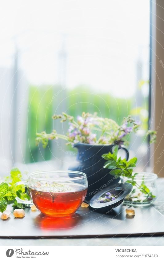 Tasse mit heißem Kräutertee an Fenster Getränk Heißgetränk Tee Stil Design Gesundheit Alternativmedizin Gesunde Ernährung Leben Sommer Häusliches Leben